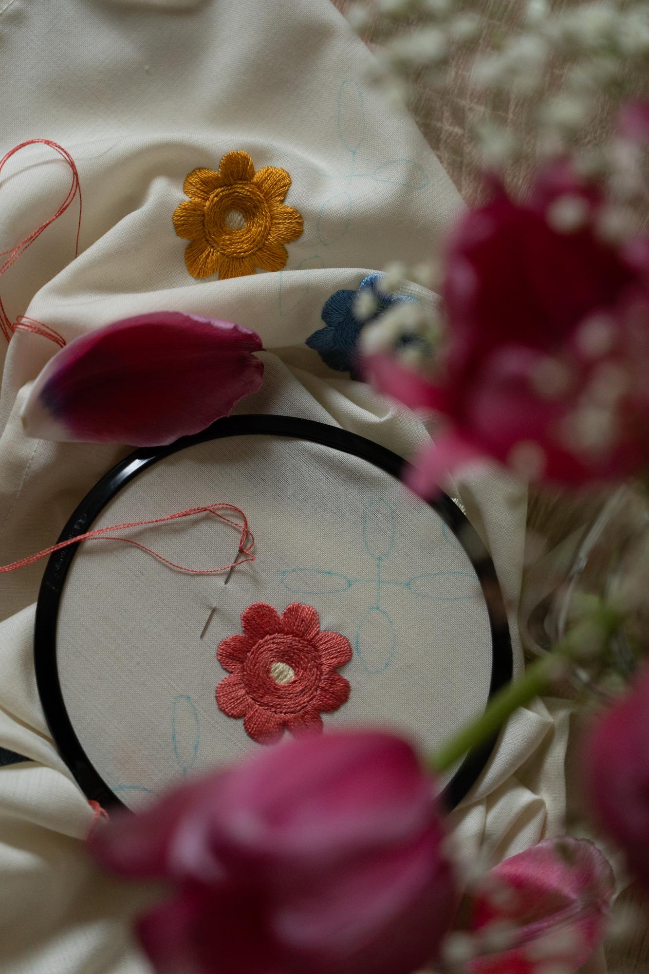 Composizione di accessori ricamati